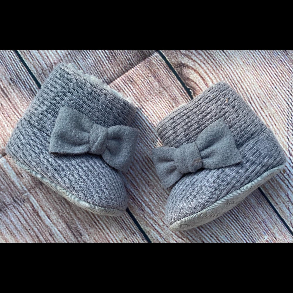 NEW Infant Girl’s Soft Sole Booties Size 0-6 Months